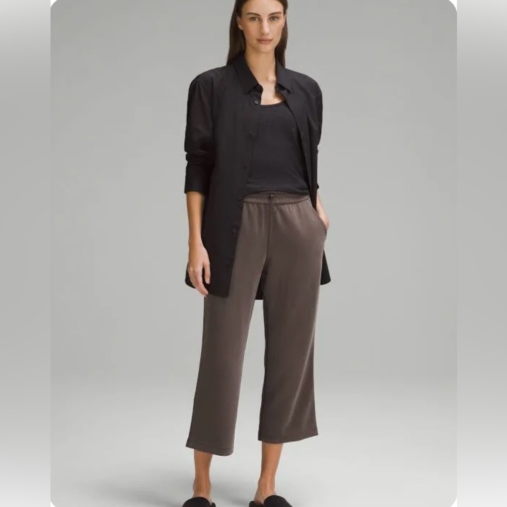 NWT Lululemon Softstreme Straight-Leg Crop 24". New, Grey color. Size 2